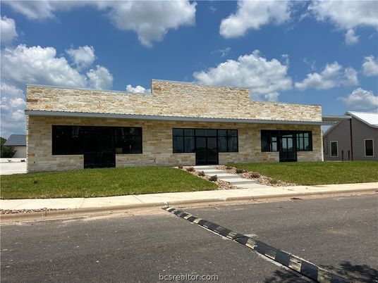 Exterior, Facade, Ranch