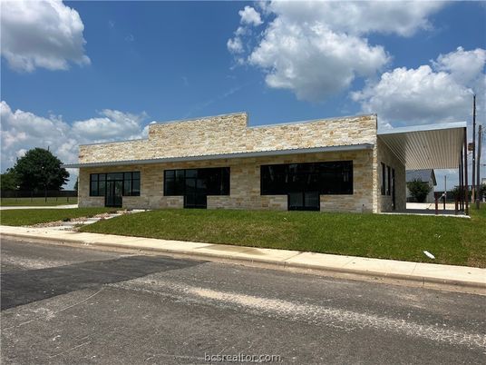 Exterior, Facade, Modern