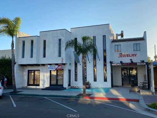 Exterior, Facade, Modern