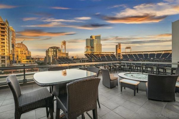 Exterior, Pool, Other, Skyline