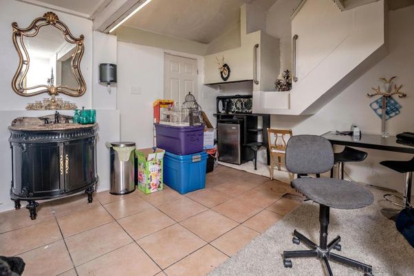 Home Office, Interior