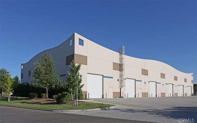 Exterior, Facade, Modern