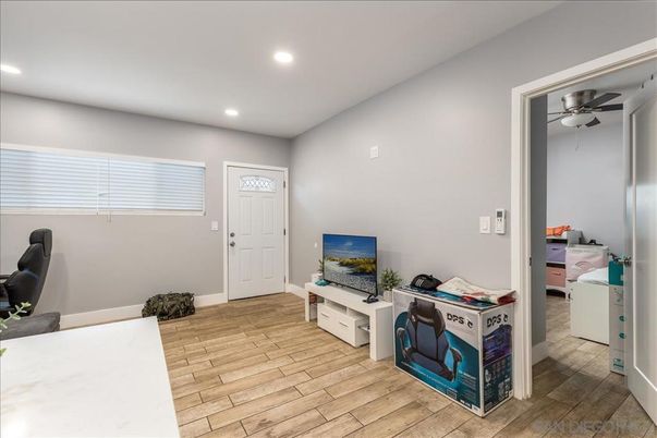 Interior, Recessed Lighting, Wood Texture Flooring