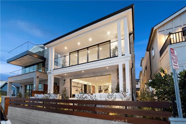 Exterior, Facade, Modern