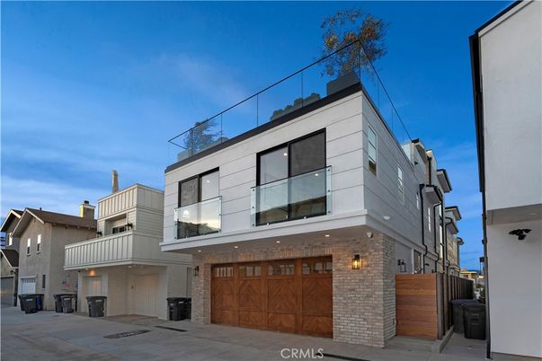 Attached, Exterior, Facade, Brick Facade, Modern
