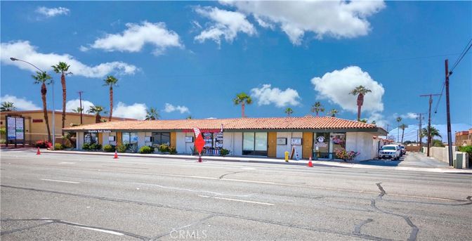 Exterior, Facade, Ranch