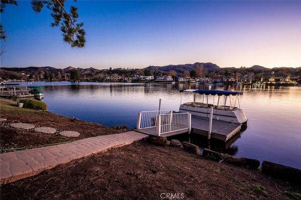 Exterior, Lake