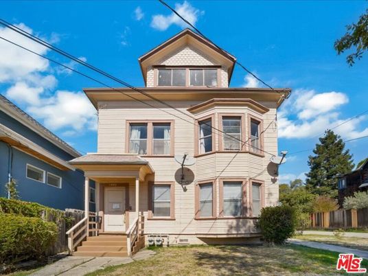 Exterior, Facade, Queen Anne Victorian
