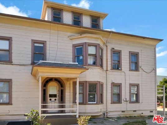 Exterior, Facade, Rowhouse