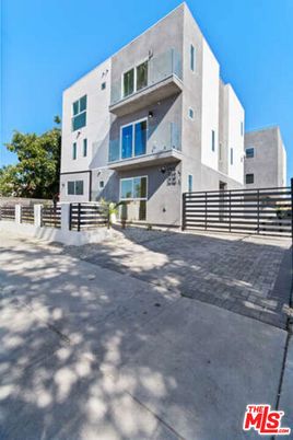Attached, Exterior, Facade, Modern