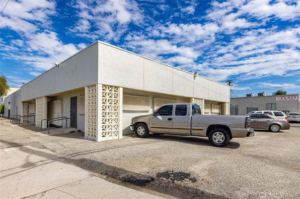 Exterior, Facade, Modern