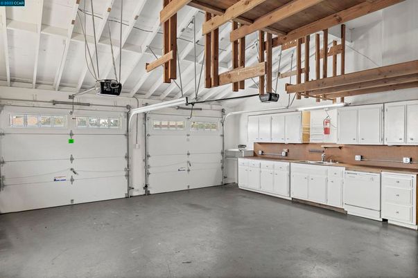Garage, Interior, Washer, Wooden Beams