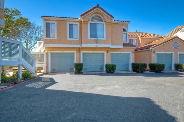 Attached, Exterior, Facade, Mediterranean