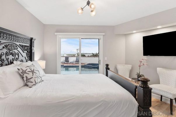Bedroom, Interior, Recessed Lighting, Water, Wood Texture Flooring