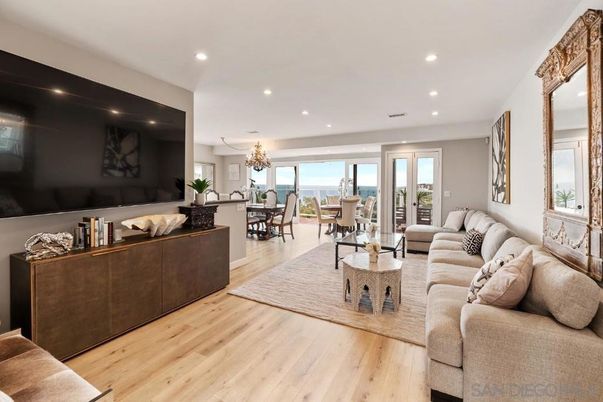 Chandelier, Dining room, Interior, Living room, Recessed Lighting, Water, Wood Texture Flooring