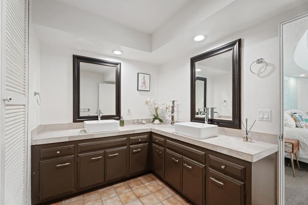 Bathroom, Dual Sink Vanities, Interior, Recessed Lighting