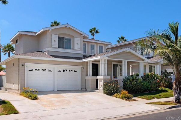 Attached, Exterior, Facade, American Craftsman