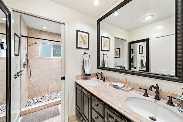 Bathroom, Dual Sink Vanities, Interior, Recessed Lighting