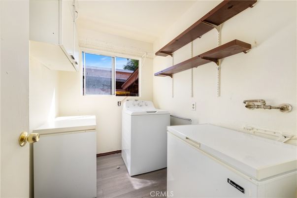 Interior, Washer, Wood Texture Flooring