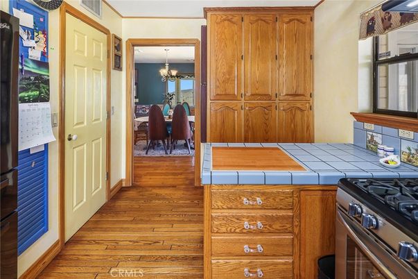 Chandelier, Dining room, Interior, Kitchen, Tile Countertops, Wood Texture Flooring