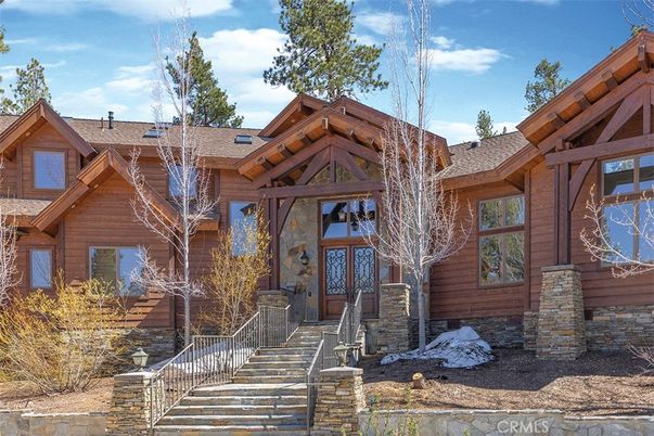 Exterior, Facade, Log Home