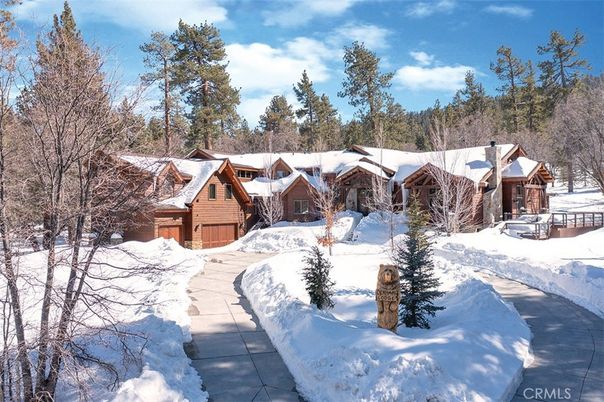 Exterior, Facade, Log Home
