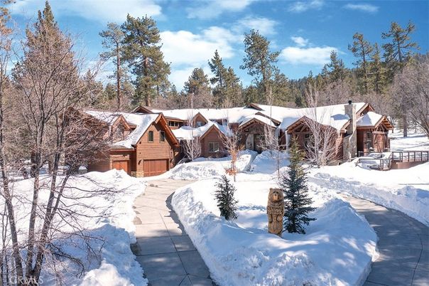 Exterior, Facade, Log Home