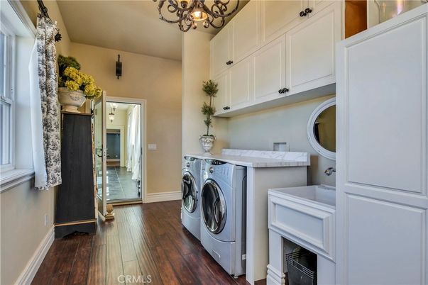 Interior, Washer, Wood Texture Flooring