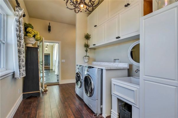 Interior, Washer, Wood Texture Flooring