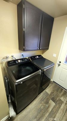 Interior, Washer, Wood Texture Flooring