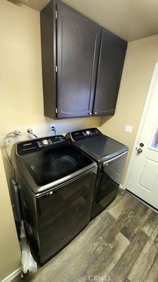 Interior, Washer, Wood Texture Flooring