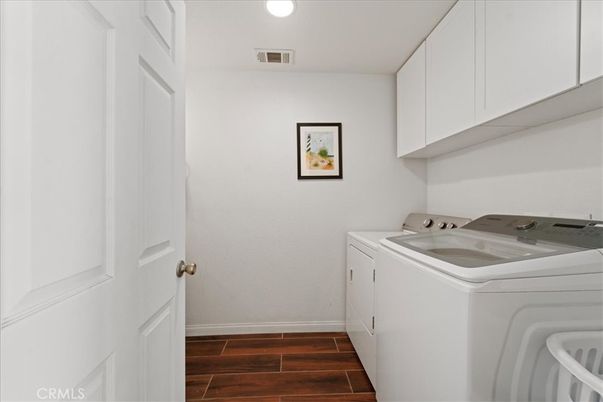 Interior, Recessed Lighting, Washer, Wood Texture Flooring