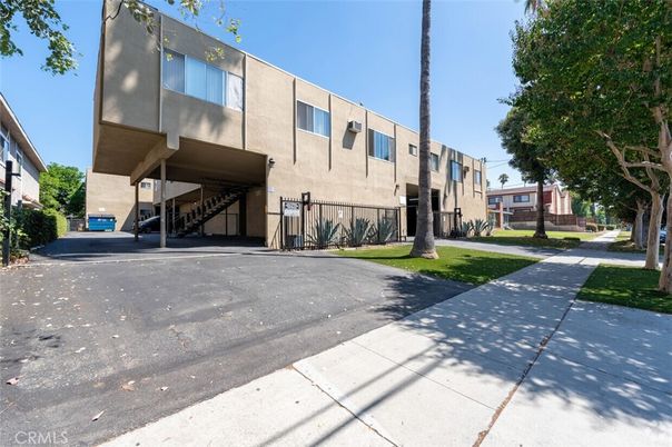 Exterior, Facade, Modern