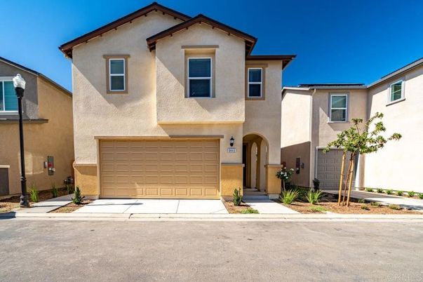 Attached, Exterior, Facade, Mediterranean