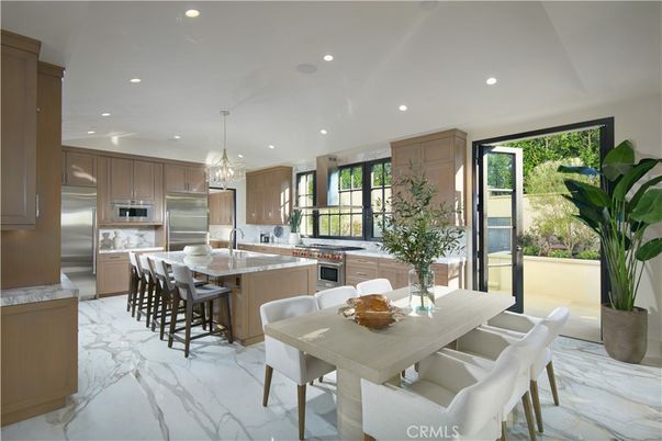 Chandelier, Dining room, Interior, Kitchen, Marble, Pendant Lights, Recessed Lighting, Stainless Steel Appliances