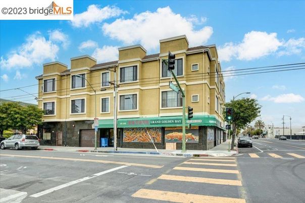 Exterior, Facade, Rowhouse