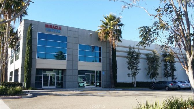 Exterior, Facade, Modern