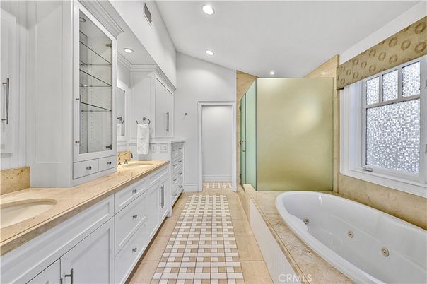 Bathroom, Dual Sink Vanities, Interior, Recessed Lighting