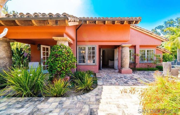 Exterior, Facade, Mediterranean