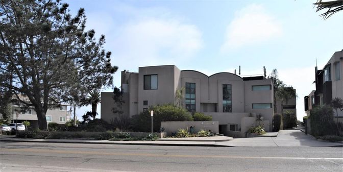 Exterior, Facade, Modern