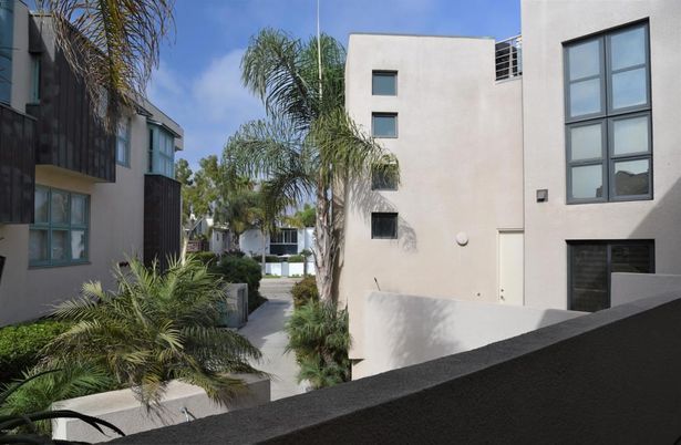 Exterior, Facade, Modern