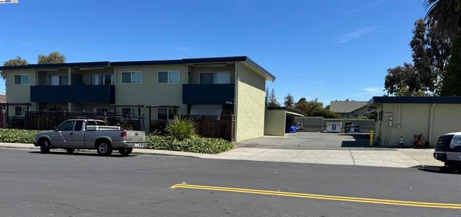 Exterior, Facade, Modern