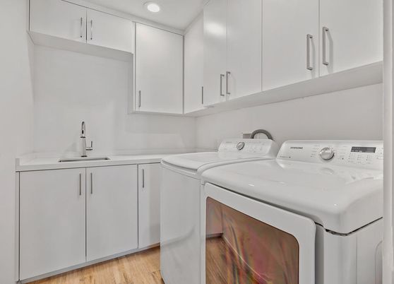 Interior, Recessed Lighting, Washer, Wood Texture Flooring