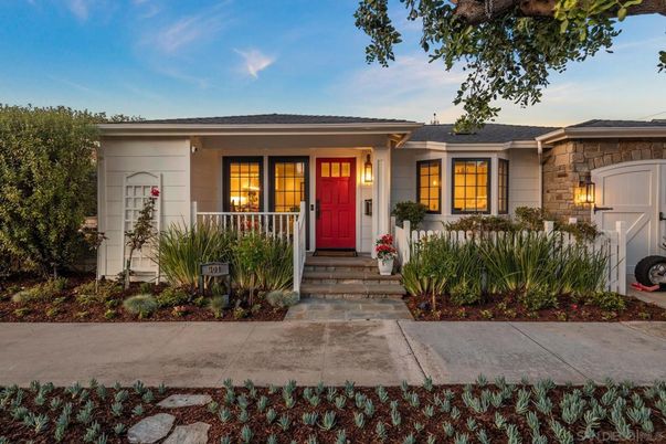Exterior, Facade, Ranch