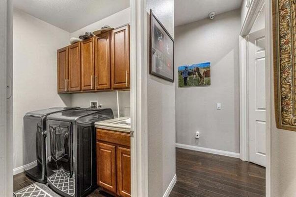 Interior, Washer, Wood Texture Flooring