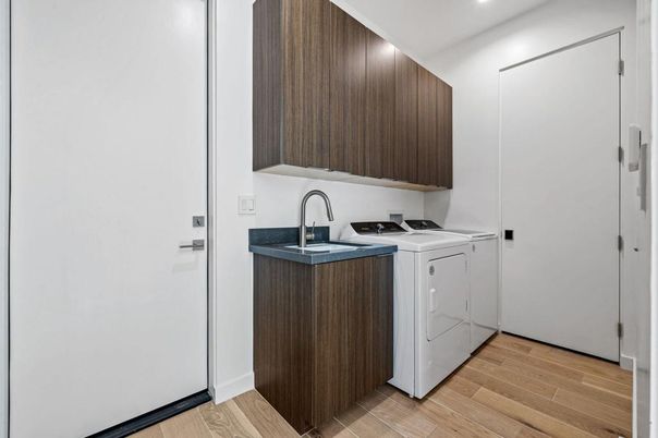 Interior, Recessed Lighting, Washer, Wood Texture Flooring