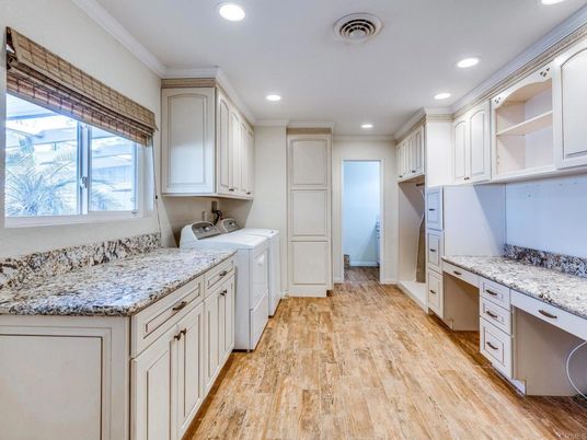 Interior, Recessed Lighting, Washer, Wood Texture Flooring