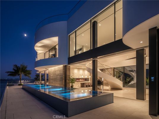 Exterior, Facade, Pool, Modern