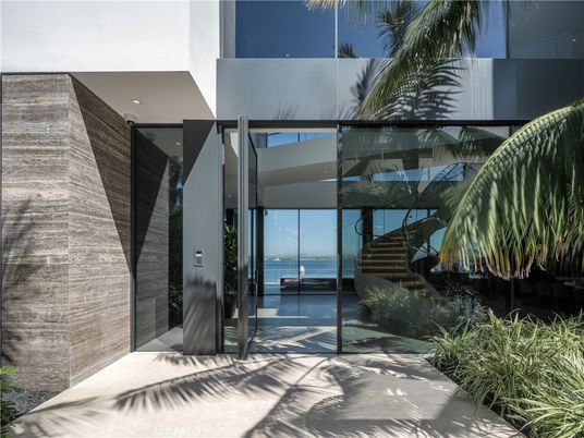 Exterior, Facade, Modern