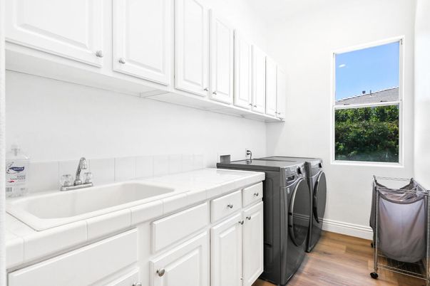 Interior, Washer, Wood Texture Flooring